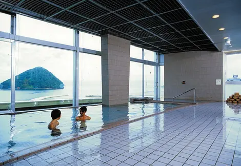 Dans le onsen Yûsa, avec la vue sur la baie d'Asamushi Dans le onsen Yûsa, avec la vue sur la baie d'Asamushi