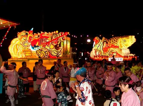 Le nebuta d'Asamushi onsen, festival familial et joyeux ! Le nebuta d'Asamushi onsen, festival familial et joyeux !