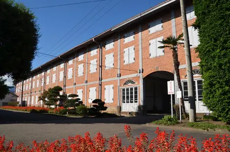 L'entrepôt ouest L'entrepôt ouest