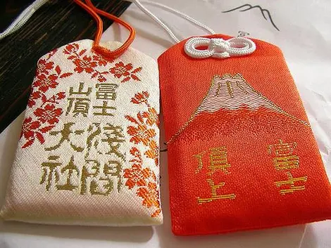 Omamori, in Tempeln und Schreinen verkaufte Glücksbringer