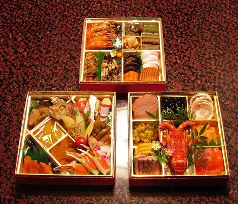 Jûbako, la boîte repas à trois étages pour déguster osechi ryôri, le repas spécial du 1er janvier Jûbako, la boîte repas à trois étages pour déguster osechi ryôri, le repas spécial du 1er janvier