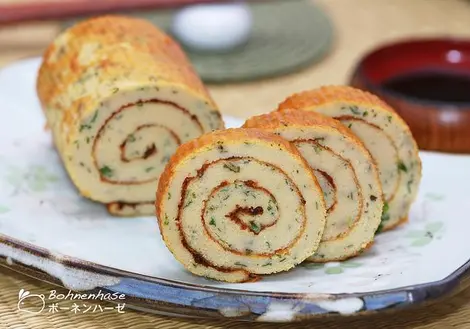 Datemaki, omelette roulée sucrée que l'on mange au Nouvel An Datemaki, omelette roulée sucrée que l'on mange au Nouvel An