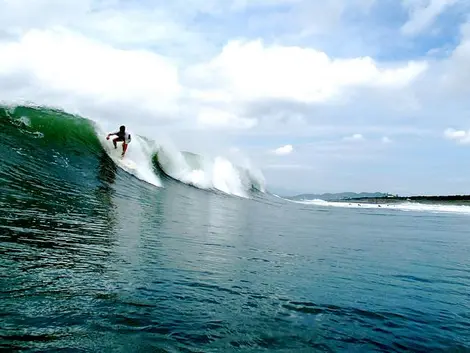 Un surfeur sur la côte Pacifique de la préfecture de Chiba Un surfeur sur la côte Pacifique de la préfecture de Chiba