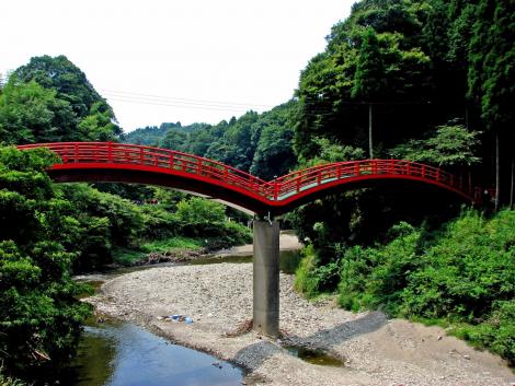 Dans la vallée de Yôrô, un pont rouge traditionnel menant à un temple caché dans la forêt
