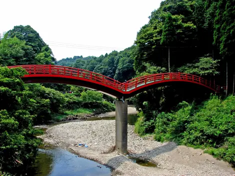 Dans la vallée de Yôrô, un pont rouge traditionnel menant à un temple caché dans la forêt Dans la vallée de Yôrô, un pont rouge traditionnel menant à un temple caché dans la forêt