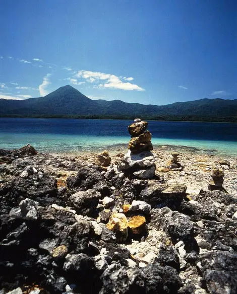 Pierres volcaniques au bord du lac Usori Pierres volcaniques au bord du lac Usori