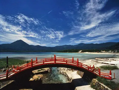 Le pont rouge pour le passage des âmes des morts