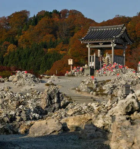 Le mont Osore, temple et monticules de pierres en automne Le mont Osore, temple et monticules de pierres en automne