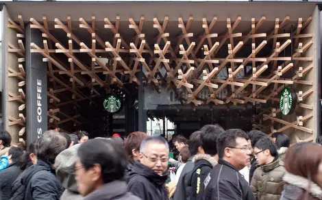 Le Starbucks signé Kengo Kuma dans la préfecture de Fukuoka Le Starbucks signé Kengo Kuma dans la préfecture de Fukuoka