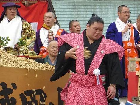 Cérémonie de lancer de haricots pour le Setsubun à Osaka Cérémonie de lancer de haricots pour le Setsubun à Osaka