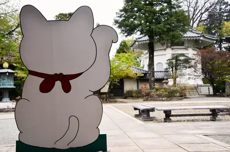 Le gardien du temple Gotoku-ji n'est autre qu'un maneki-neko géant. Le gardien du temple Gotoku-ji n'est autre qu'un maneki-neko géant.