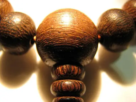 Gros plan des perles du bracelet juzu, au nombre de 108 dans sa version complète Gros plan des perles du bracelet juzu, au nombre de 108 dans sa version complète