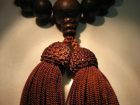 Les deux pompons décorant le bracelet juzu Les deux pompons décorant le bracelet juzu