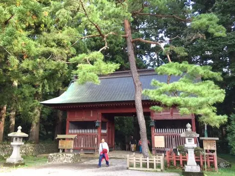 La randonnée débute à la porte Zui-shin-mon.