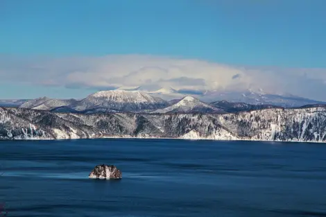 Les eaux pures du lac Mashû Les eaux pures du lac Mashû