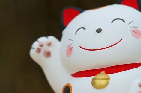 Un maneki-neko et son sourire on ne peut plus accueillant ! Un maneki-neko et son sourire on ne peut plus accueillant !