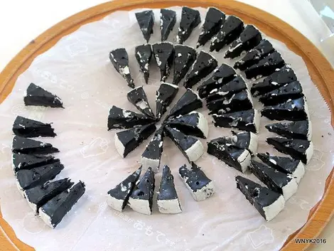 Camembert à l'encre de seiche fabriqué à la fromagerie de Furano Camembert à l'encre de seiche fabriqué à la fromagerie de Furano