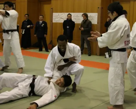 Entraînement de judo entre les policiers de Matsue et des étudiants étrangers, en février 2017 Entraînement de judo entre les policiers de Matsue et des étudiants étrangers, en février 2017