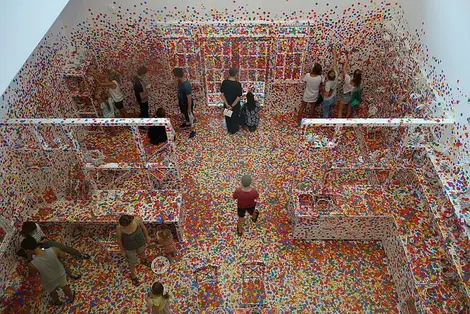 "Obliteration room"  Installation de Yayoi Kusama 