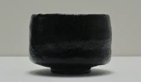 Les bols raku se distinguent par leur irrégularité et leur apparence brute. Les bols raku se distinguent par leur irrégularité et leur apparence brute.