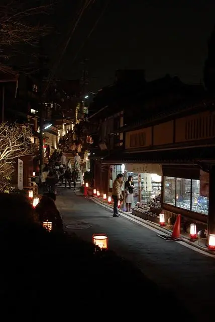 Une partie de l'allée des lanternes dans le quartier Higashiyama de Kyoto Une partie de l'allée des lanternes dans le quartier Higashiyama de Kyoto