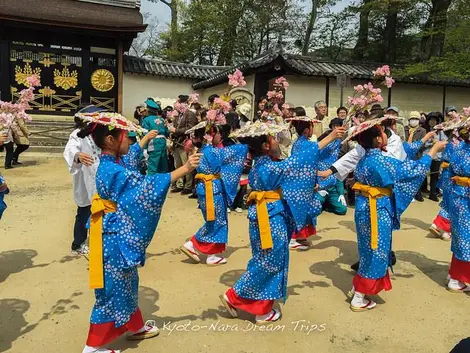 Ces écolières ouvrent les festivités du Hō-Taikō Hanami Gyōretsu au temple Daigo-ji Ces écolières ouvrent les festivités du Hō-Taikō Hanami Gyōretsu au temple Daigo-ji