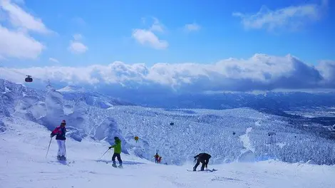 Vue des pistes de ski de la station Zao, préfecture de Yamagata. Vue des pistes de ski de la station Zao, préfecture de Yamagata.