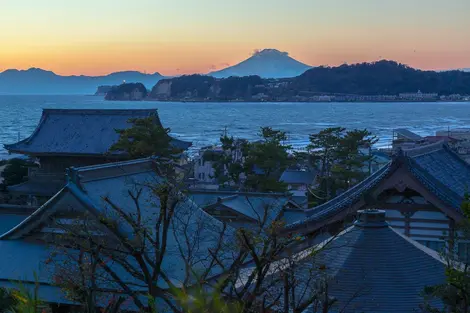 Vue sur le temple de Kômyô-ji et le mont Fuji