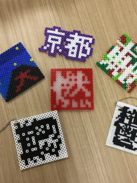 Création de porte-clés lors d'ateliers pour enfants Création de porte-clés lors d'ateliers pour enfants