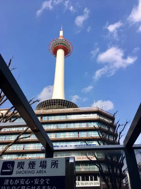 Au sortir de la gare, la tour de Kyoto scrute les visiteurs