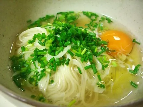 Nyûmen avec un oeuf et herbes Nyûmen avec un oeuf et herbes