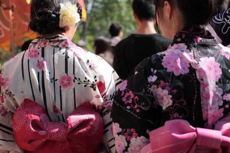 Japoneses vestidos con sus yukatas durante el hanami.