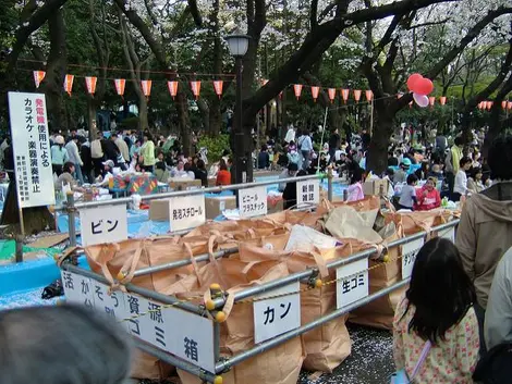  Some parks are equipped with garbage cans, pay attention to selective sorting.