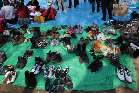 Déchaussez-vous ! Comme dans les maisons, on ne marche pas avec les chaussures sur l'espace réservé au hanami