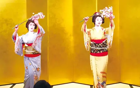 Jeux traditionnels avec les geisha au Nihonbashi sakura festival Jeux traditionnels avec les geisha au Nihonbashi sakura festival