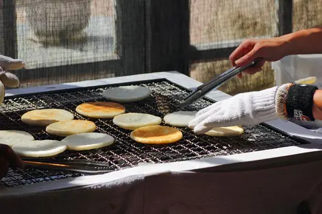 Cuisson de senbei au grill