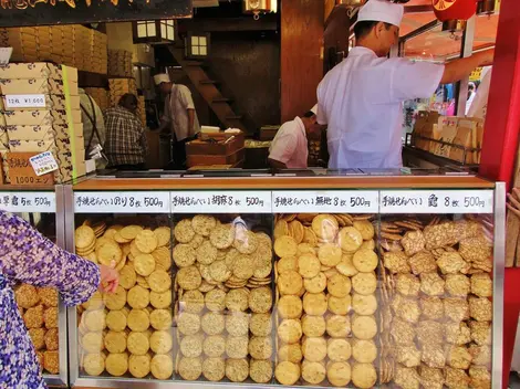 Des fabriquant de senbei au temple Sensô-ji de Tokyo