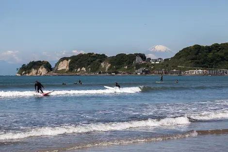 Surfea con vistas al Monte Fuji en la playa de Zaimokuza en Kamakura