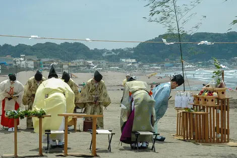 Cérémonie de l'ouverture de la mer, umi biraki, sur la plage de Yuigahama. Cérémonie de l'ouverture de la mer, umi biraki, sur la plage de Yuigahama.