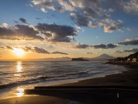 Vue sur l'île d'Enoshima et le mont Fuji depuis la plage d'Inamuragasaki. Vue sur l'île d'Enoshima et le mont Fuji depuis la plage d'Inamuragasaki.