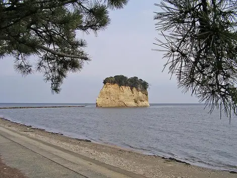 L'île de Mitsukejima, au large de la péninsule de Noto