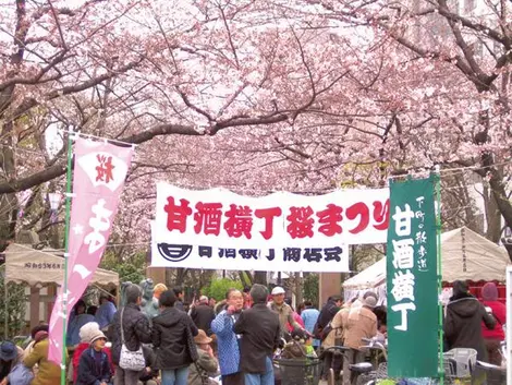 Le festival Amazake yokocho, à nihonbashi, Tokyo Le festival Amazake yokocho, à nihonbashi, Tokyo