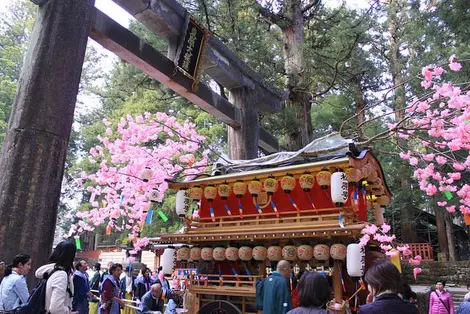 L'un des onze chars du Festival Yayoi, décorés de fleurs de cerisiers L'un des onze chars du Festival Yayoi, décorés de fleurs de cerisiers