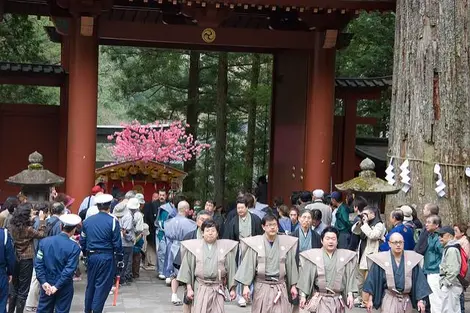 La procession du festival Yayoi arrive au sanctuaire Futarasan Jinja à Nikko La procession du festival Yayoi arrive au sanctuaire Futarasan Jinja à Nikko