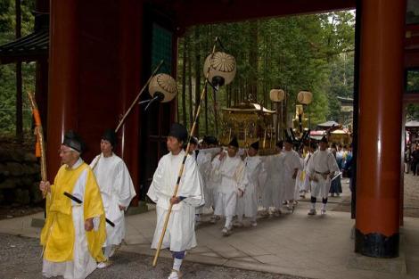 L'entrée du sanctuaire Futarasan Jinja, à Nikko, au moment du Festival Yayoi