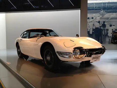 Une Toyota 2000GT, exposée au musée de l'automobile Toyota