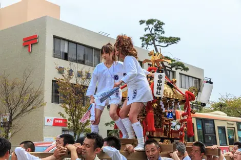 Desfile de mikoshi en la calle Wakamiya-ōji, en Kamakura durante el festival