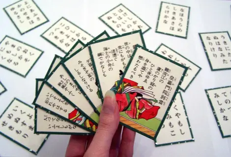 Apprendre les tanka en s'amusant avec le jeu de cartes karuta Apprendre les tanka en s'amusant avec le jeu de cartes karuta