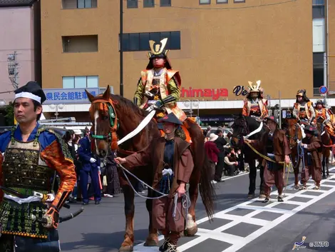 Les cavaliers de la parade des guerriers à Matsue Les cavaliers de la parade des guerriers à Matsue