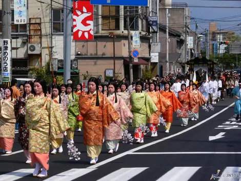 Les femmes en costume d'époque accompagnent la parade des guerriers dans les rues de Matsue Les femmes en costume d'époque accompagnent la parade des guerriers dans les rues de Matsue